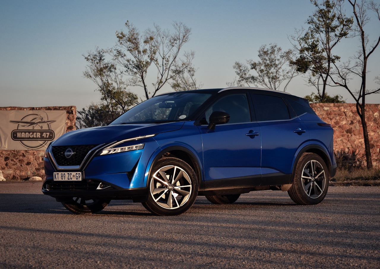 Nissan Qashqai azul aparcado en carretera