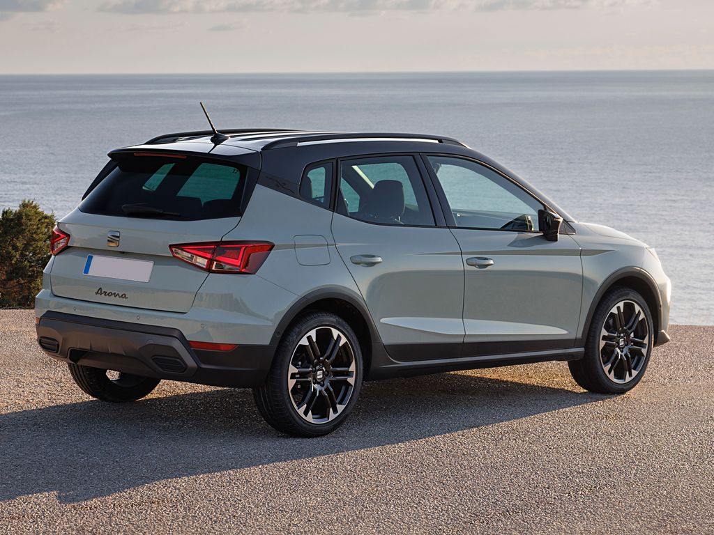 Coche SEAT compacto en carretera