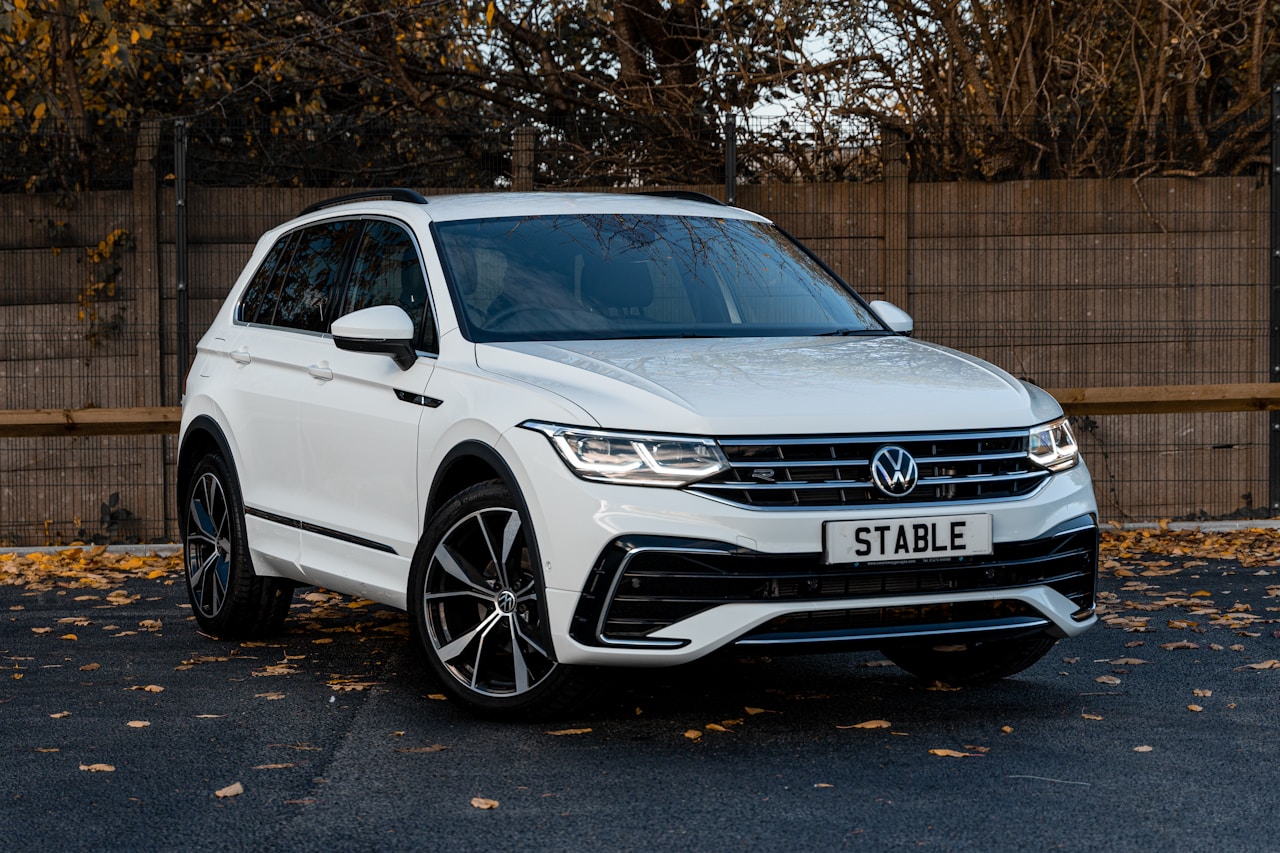 Volkswagen Tiguan blanco aparcado en zona residencial